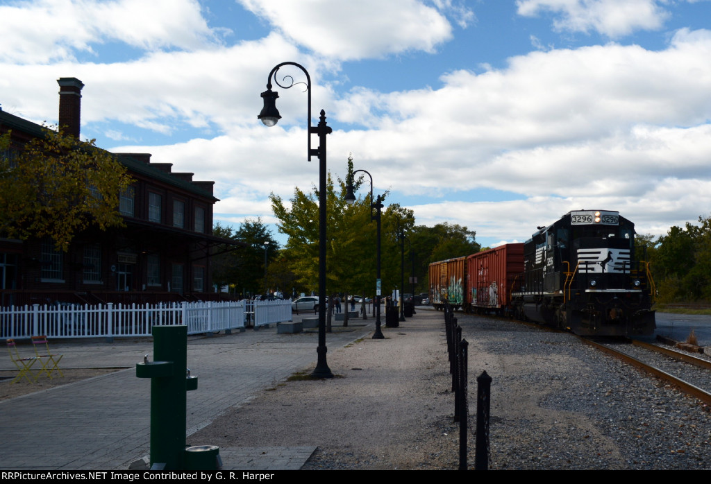 After delivering cars for CSX, the E19 brings back two cars from the CSX